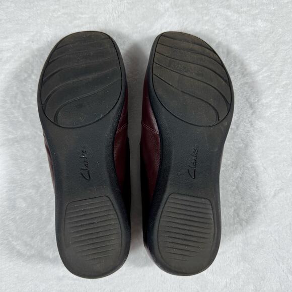 Clarks Comfort Slip-On Leather Loafers Womens 9.5M Burgundy Textured Rubber Sole - Picture 7 of 8